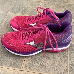 Mizuno Waverider 19 size 7.5